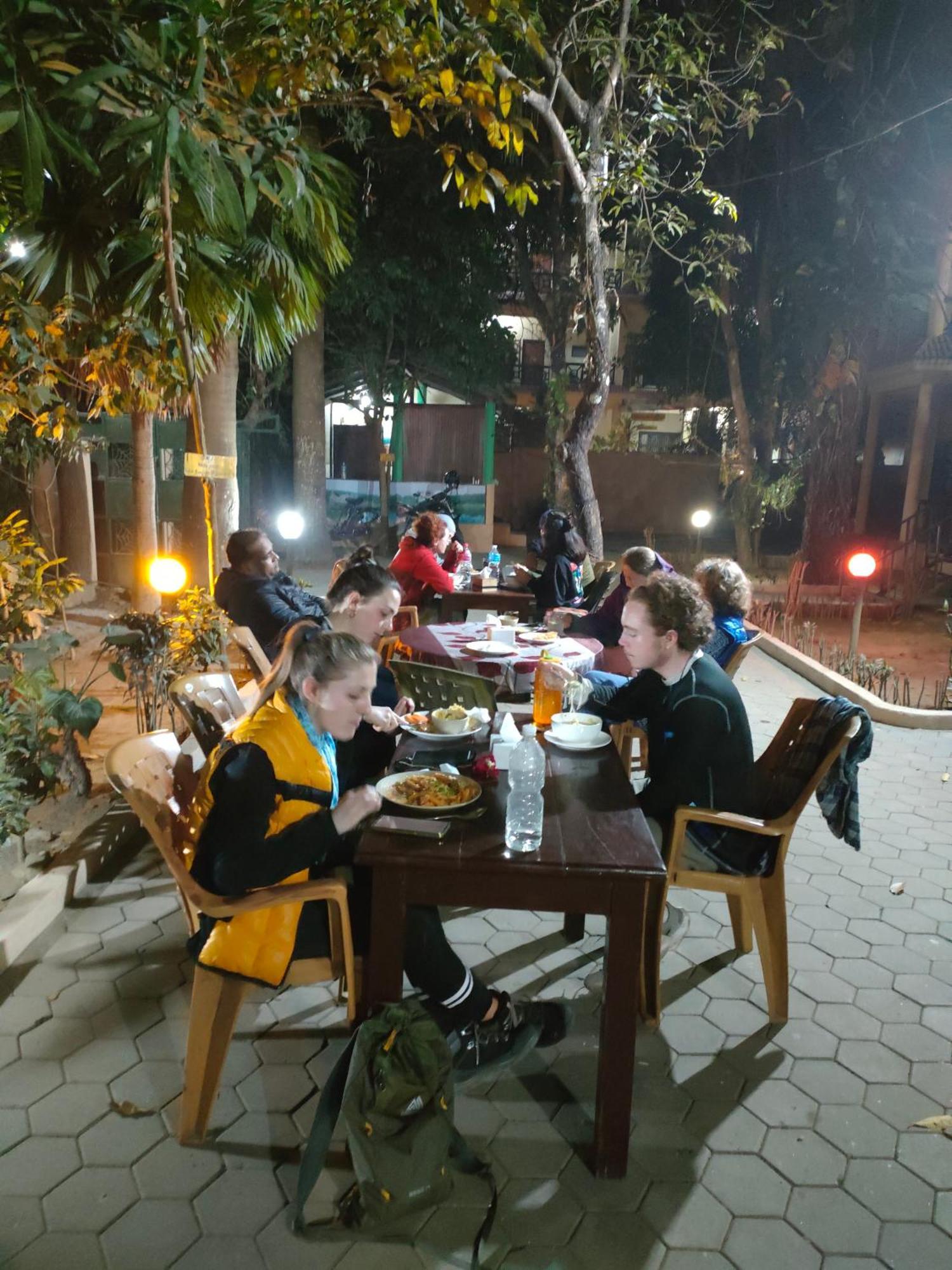Wild Horizons Guest House Sauraha Luaran gambar
